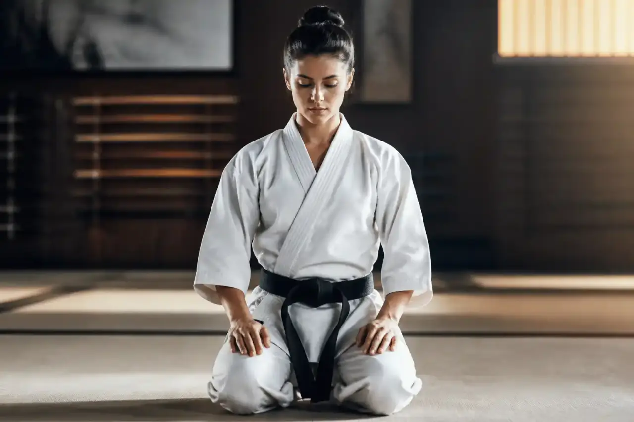 Artiste martial s'entraînant intensément dans un dojo sombre